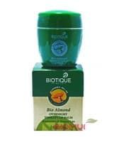 Восстанавливающий бальзам для губ с миндалем "Biotique"